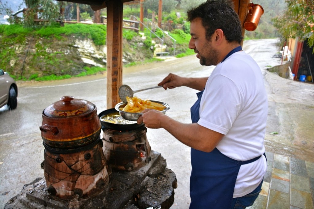 Ο Στέλιος Τριλυράκης με τις φημισμένες πατάτες του στις φουφούδες έξω από το "Ντουνιά".