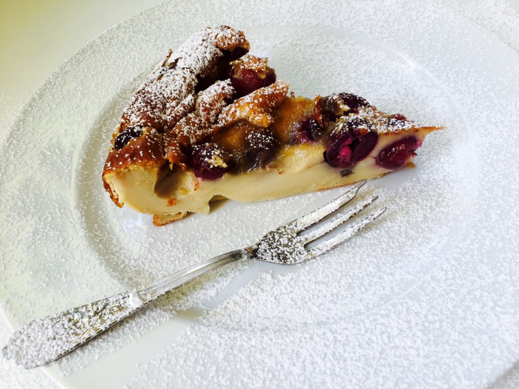 Πανέμορφο με τα ολοκόκκινα κεράσια του και λίγη ζάχαρη άχνη το γαλλικό clafoutis είναι ένα από τα νοστιμότερα καλοκαιρινά γλυκά. 