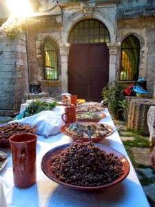Στον κήπο του Μουσείου Χανίων : δείπνο με τις γαλατικές γεύσεις με αφορμή τη έκθεση 50 χρόνια και 2 μουσεία Αsterix. 