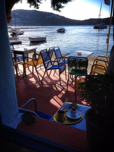 Yacht Club: το πιο «πλωτό» καφενείο των Κυκλάδων (YachtClubSerifos/Facebook)
